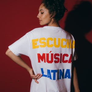 Camisetão ESCUCHA MÚSICA LATINA 2.0 branco