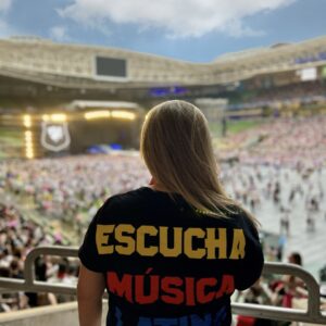 Camisetão ESCUCHA MÚSICA LATINA 2.0 preto