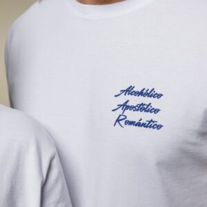 Camiseta ALCOHÓLICO APOSTÓLICO ROMÁNTICO branco