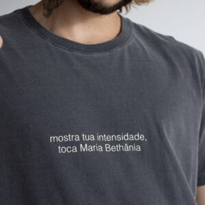 Camiseta TOCA MARIA BETHÂNIA (Aquarius) chumbo