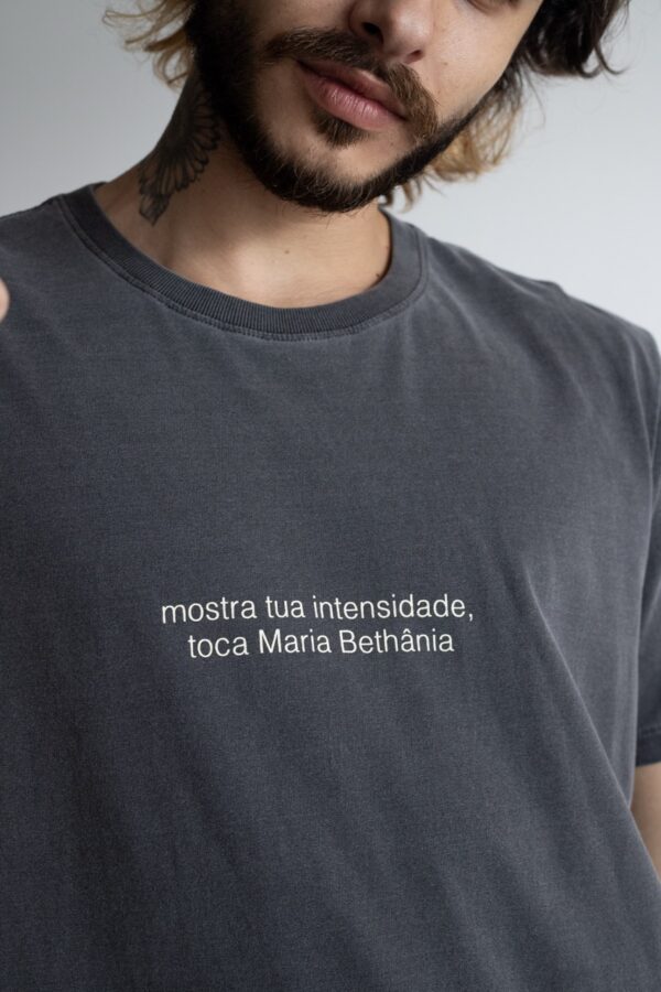 Camiseta TOCA MARIA BETHÂNIA (Aquarius) chumbo