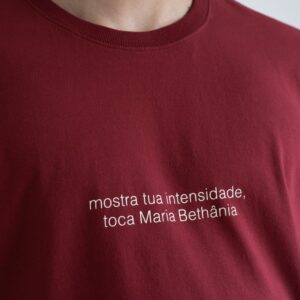 Camiseta TOCA MARIA BETHÂNIA (Aquarius) bordô