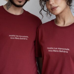 Camiseta TOCA MARIA BETHÂNIA (Aquarius) bordô