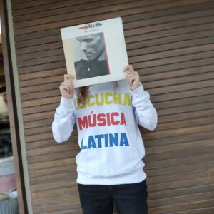 Casaco moletom ESCUCHA MÚSICA LATINA branco