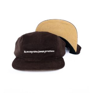 Boné YA NO SOY UNA JOVEN PROMESA em veludo cotelê marrom