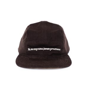 Boné YA NO SOY UNA JOVEN PROMESA em veludo cotelê marrom