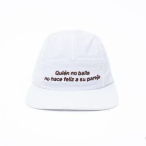 Boné QUIÉN NO BAILA NO HACE FELIZ A SU PAREJA em veludo cotelê branco cru