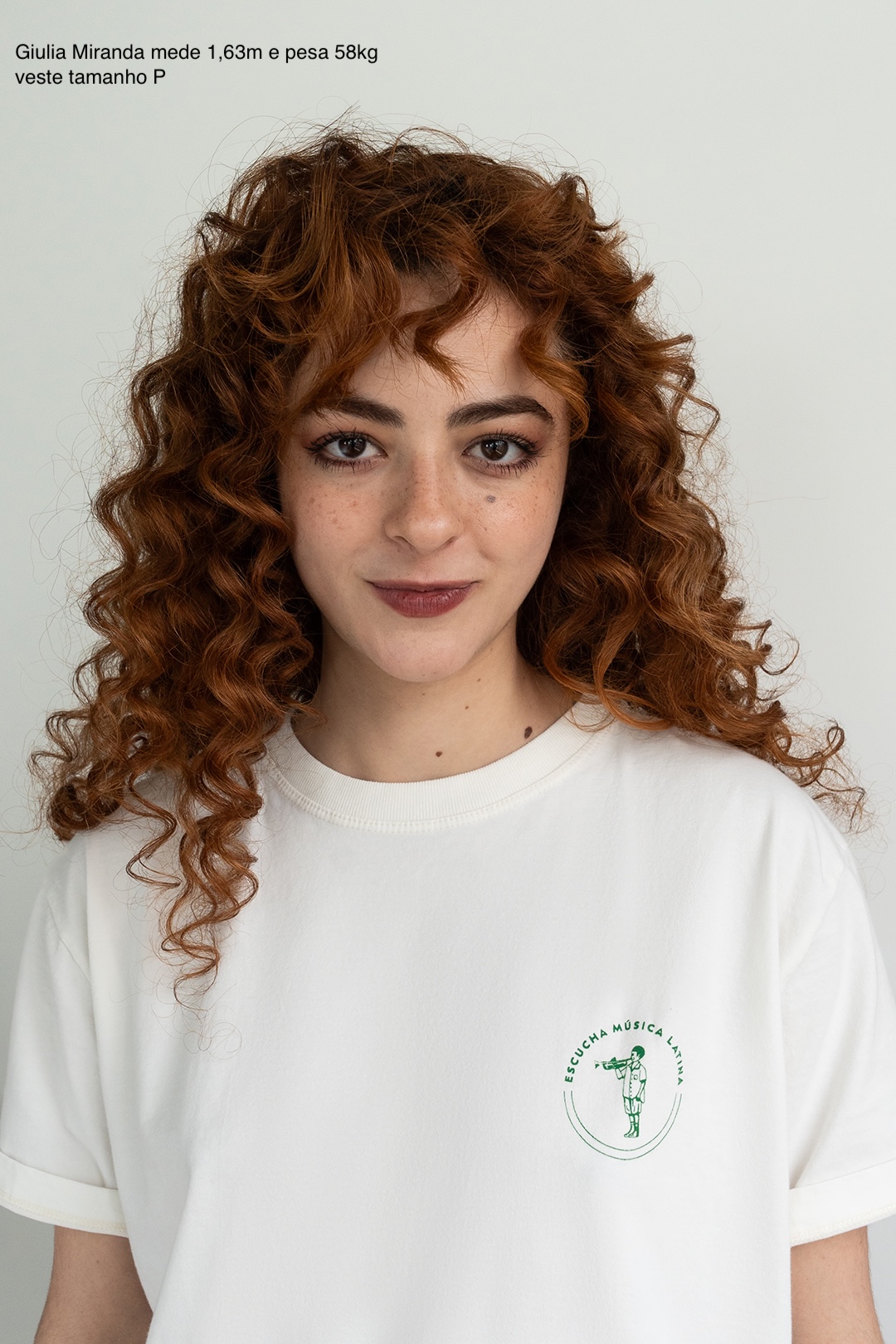 Camiseta ESCUCHA MÚSICA LATINA branco cru - Imagem 4