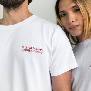 Camiseta malhão bordada SI TE PIDE LA LUNA, LLÉVALE AL TEATRO branca