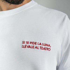 Camiseta malhão bordada SI TE PIDE LA LUNA, LLÉVALE AL TEATRO branca