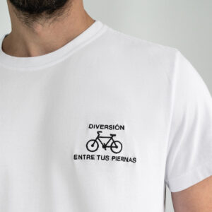 Camiseta malhão bordada DIVERSIÓN ENTRE TUS PIERNAS branca