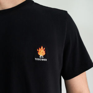 Camiseta malhão bordada TODO BIEN preta